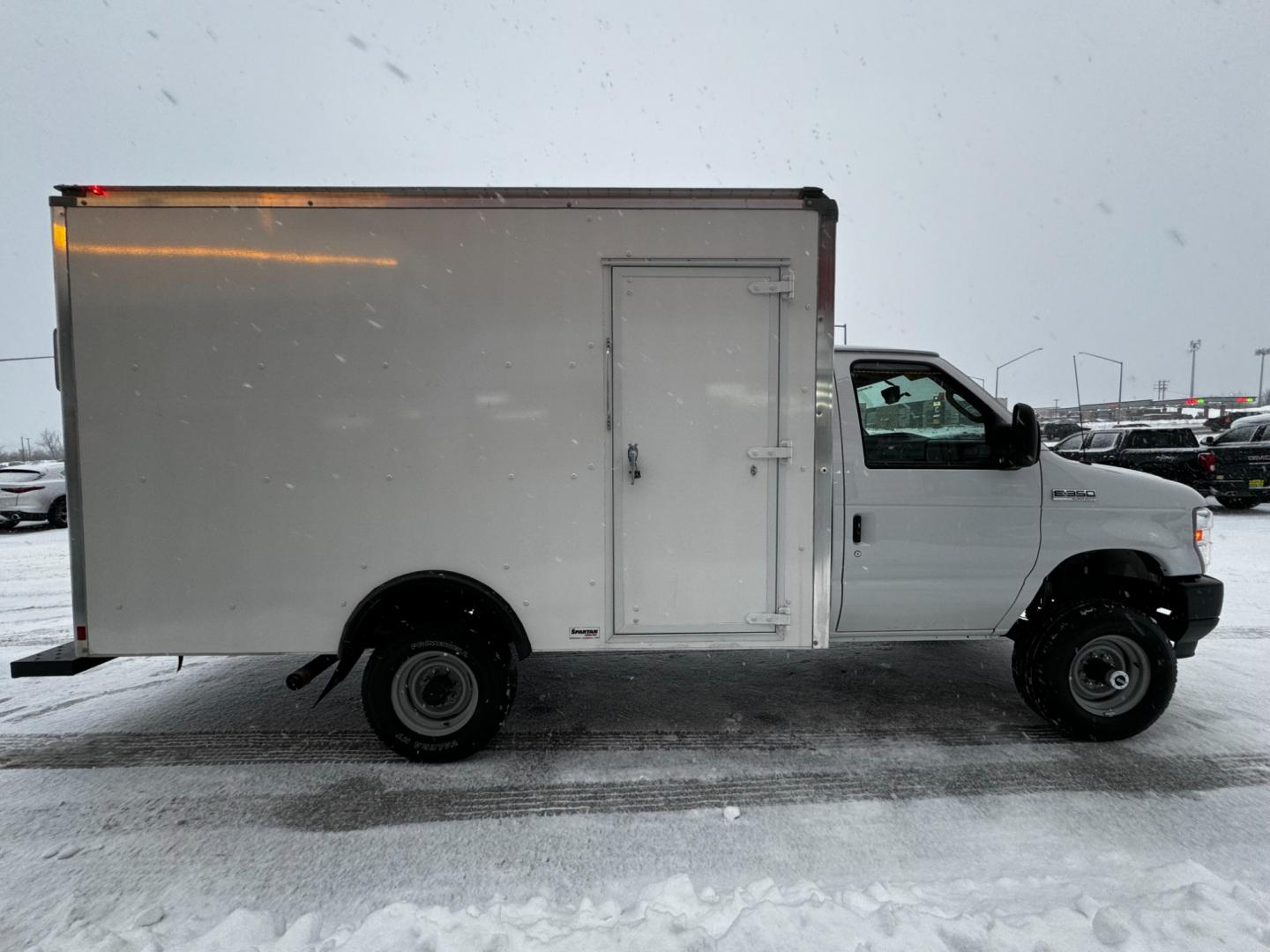 2022 WHITE /Gray FORD E-SERIES E-350 SD (1FDWE3FK8ND) with an 7.3L engine, Automatic transmission, located at 1960 Industrial Drive, Wasilla, 99654, (907) 274-2277, 61.573475, -149.400146 - Photo#5